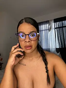 Snapshot of trianawhite chatting on 7, 6, 2026 trianawhite online show from 7, 6, 2026
