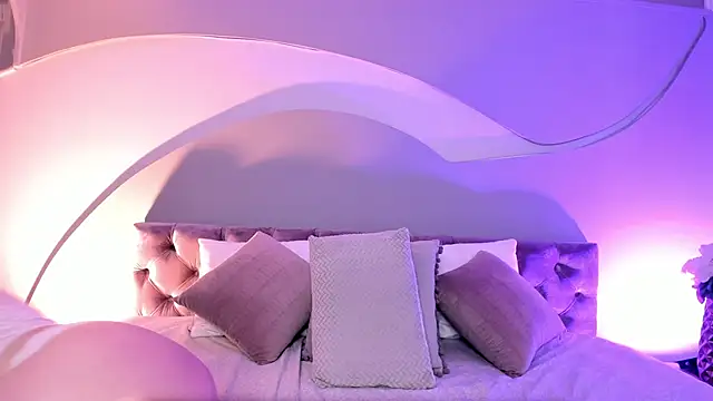 Nicolle W online show from 1, 2, 2025