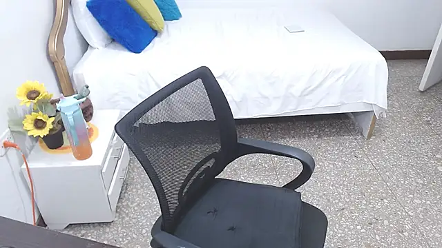 emiliaa hot online show from 3, 2, 2025