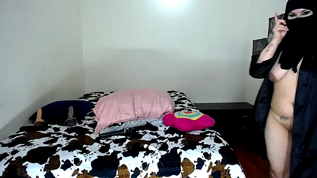 Snapshot of evelyn__salah chatting on 18, 3, 2025 evelyn salah online show from 18, 3, 2025