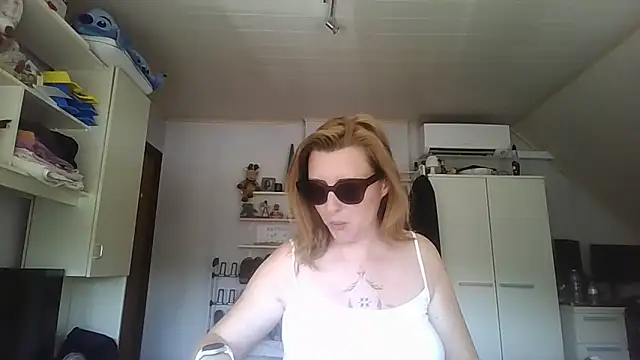Snapshot of LiquidLeonie chatting on 28, 5, 2026 LiquidLeonie online show from 28, 5, 2026