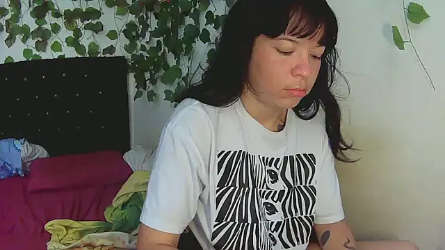 Snapshot of fresa_caliente chatting on 4, 3, 2025 fresa caliente online show from 4, 3, 2025