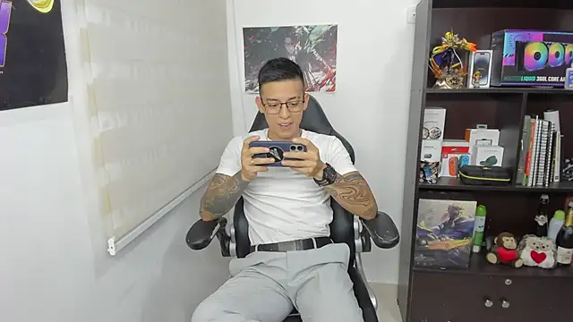 Snapshot of SIXXTOLOVE18 chatting on 8, 3, 2025 SIXXTOLOVE18 online show from 8, 3, 2025