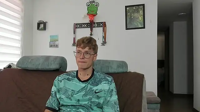 Snapshot of A_sexy_couple__ chatting on 19, 9, 2025 A sexy couple online show from 19, 9, 2025