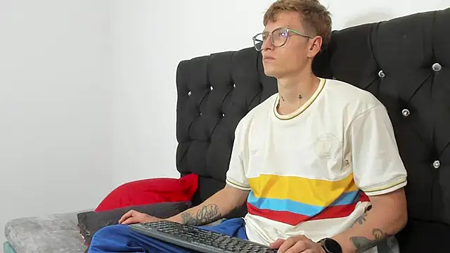 Snapshot of A_sexy_couple__ chatting on 5, 10, 2025 A sexy couple online show from 5, 10, 2025