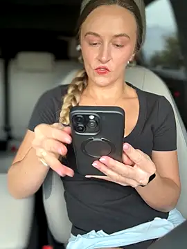 Snapshot of lunagirl13 chatting on 12, 9, 2025 lunagirl13 online show from 12, 9, 2025