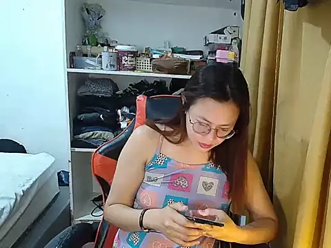 Snapshot of crizzybel chatting on 4, 5, 2026 crizzybel online show from 4, 5, 2026