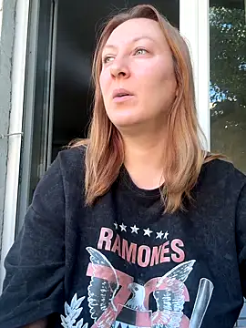 Mira Xo  online show from 23, 9, 2025