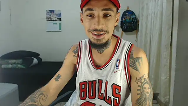 Snapshot of emiliano_hottt chatting on 23, 4, 2026 emiliano hottt online show from 23, 4, 2026