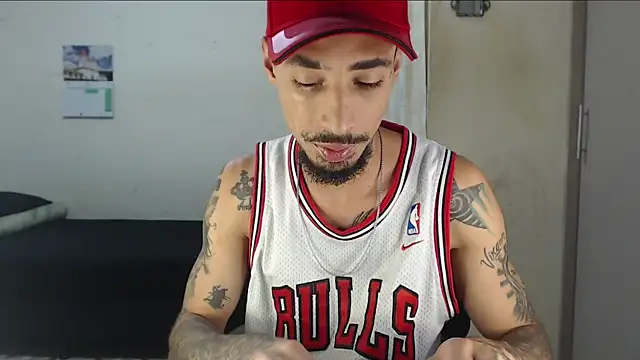 Snapshot of emiliano_hottt chatting on 27, 4, 2026 emiliano hottt online show from 27, 4, 2026