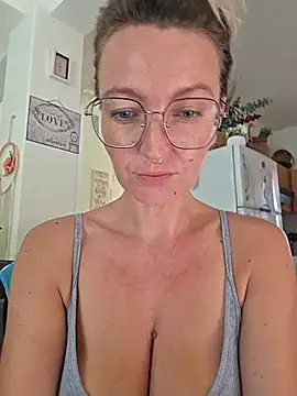 Snapshot of MissMialicious chatting on 25, 7, 2026 MissMialicious online show from 25, 7, 2026