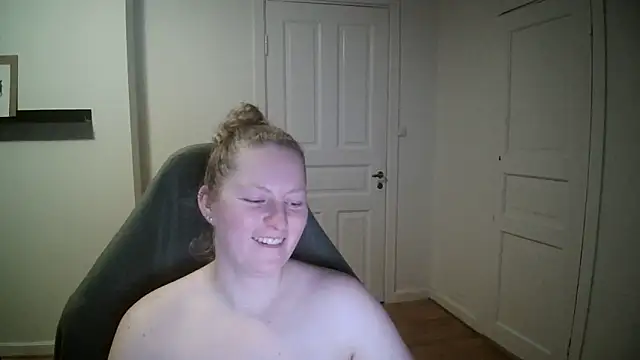 Girlnina-1995 online show from 15, 1, 2025