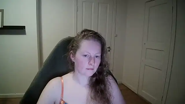 Girlnina-1995 online show from 19, 3, 2025