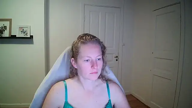 Girlnina-1995 online show from 18, 9, 2025