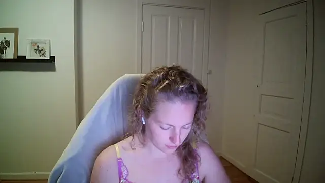 Girlnina-1995 online show from 29, 9, 2025