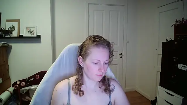 Girlnina-1995 online show from 13, 2, 2026