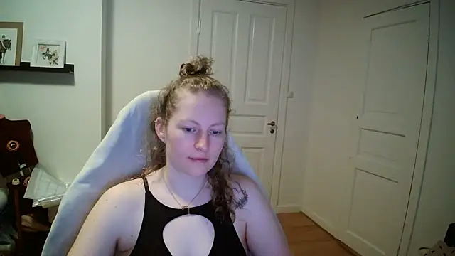 Girlnina-1995 online show from 17, 3, 2026