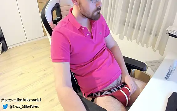 Snapshot of cozy-mike chatting on 8, 3, 2025 cozy-mike online show from 8, 3, 2025