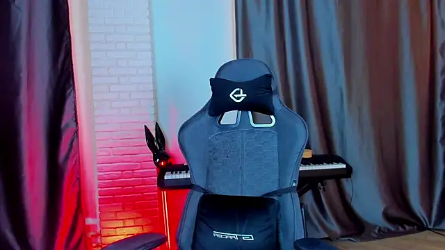 Snapshot of QueenAliss chatting on 6, 1, 2025 QueenAliss online show from 6, 1, 2025