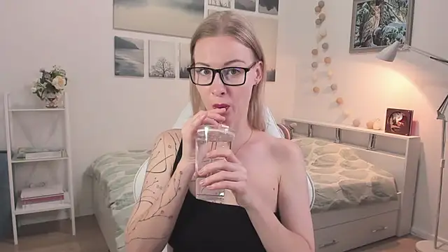 Snapshot of MissRightX chatting on 4, 11, 2025 MissRightX online show from 4, 11, 2025