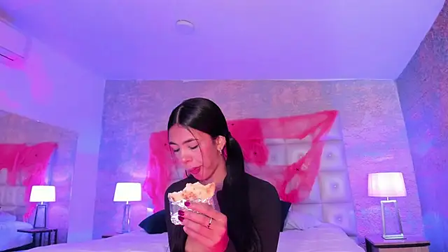 Snapshot of AntonellaRossi chatting on 8, 10, 2025 AntonellaRossi online show from 8, 10, 2025