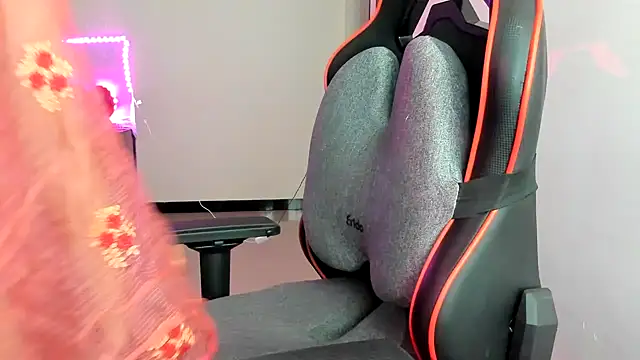 Snapshot of South_indian_tickly chatting on 6, 12, 2024 South indian tickly online show from 6, 12, 2024