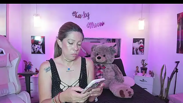 Snapshot of Karly_moon chatting on 20, 4, 2026 Karly moon online show from 20, 4, 2026