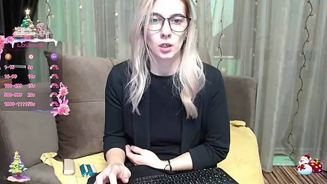 Snapshot of lovingfeetheels chatting on 30, 12, 2024 lovingfeetheels online show from 30, 12, 2024
