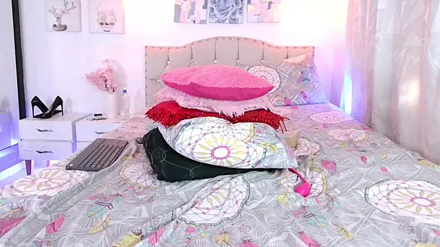 Dulce Morrys online show from 4, 3, 2025