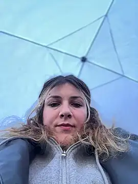 DaisyVibesss online show from 2, 2, 2025