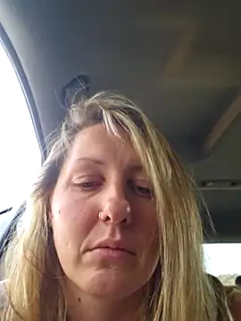 Snapshot of SheIsSomething chatting on 28, 2, 2025 SheIsSomething online show from 28, 2, 2025