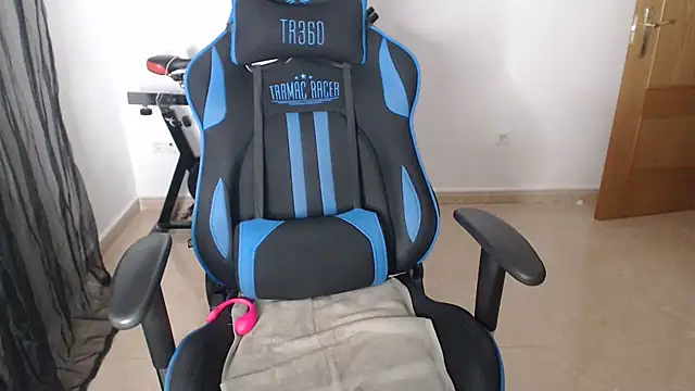 Snapshot of LARACRUZ30 chatting on 14, 2, 2026 LARACRUZ30 online show from 14, 2, 2026