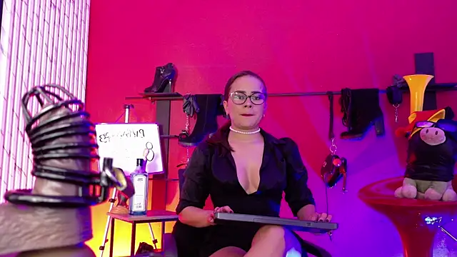 Snapshot of MistressSlut1 chatting on 6, 7, 2026 MistressSlut1 online show from 6, 7, 2026