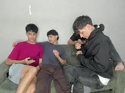 Snapshot of pelusos_mens chatting on 30, 4, 2026 pelusos mens online show from 30, 4, 2026