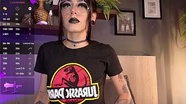 Mackenzie Moore online show from 28, 10, 2025