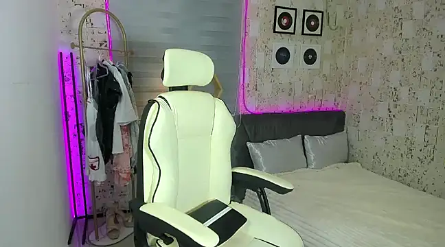 AlexandraMooree online show from 17, 1, 2025