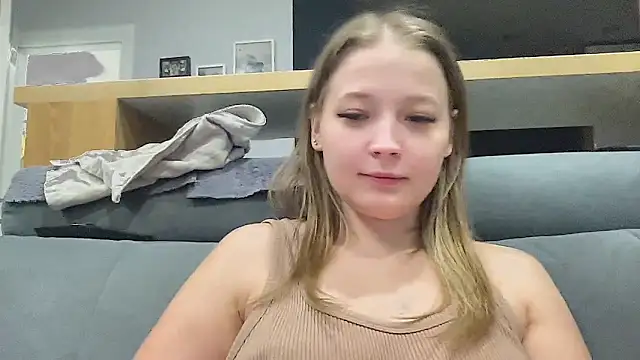 Snapshot of CharmingSarah chatting on 25, 10, 2025 CharmingSarah online show from 25, 10, 2025