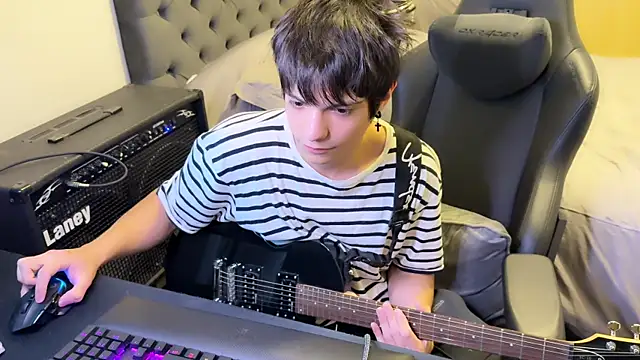 Snapshot of SasukeUhchiaa chatting on 8, 3, 2025 SasukeUhchiaa online show from 8, 3, 2025