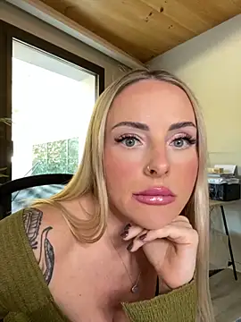 Snapshot of EmaSalis chatting on 3, 11, 2025 EmaSalis online show from 3, 11, 2025