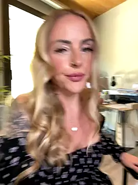 Snapshot of EmaSalis chatting on 4, 11, 2025 EmaSalis online show from 4, 11, 2025