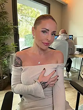 Snapshot of EmaSalis chatting on 10, 11, 2025 EmaSalis online show from 10, 11, 2025