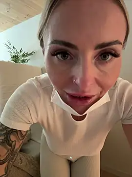 Snapshot of EmaSalis chatting on 19, 12, 2025 EmaSalis online show from 19, 12, 2025