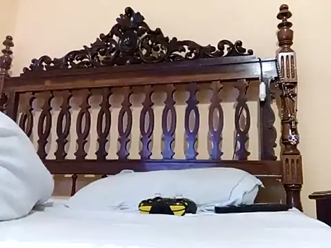 Snapshot of White_rabbit_ chatting on 2, 2, 2025 White rabbit  online show from 2, 2, 2025