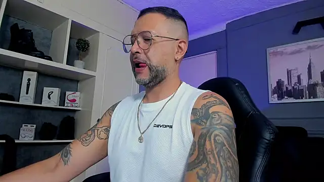 Snapshot of MrFrank_tattoo chatting on 4, 10, 2025 MrFrank tattoo online show from 4, 10, 2025