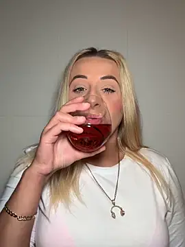 Strongqueen online show from 12, 9, 2025