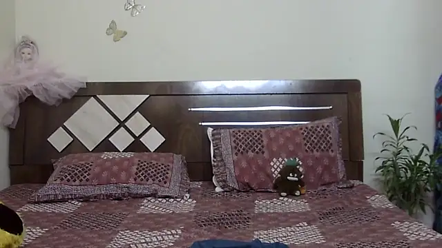 lovelydesi21 online show from 18, 4, 2026