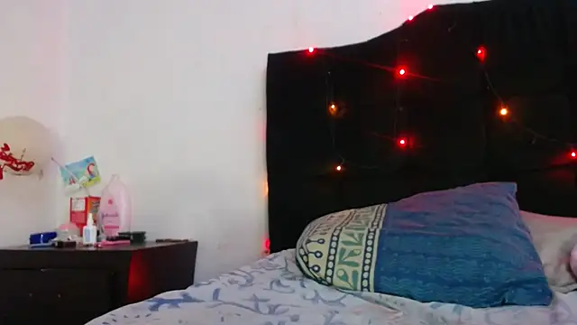 Snapshot of Emmily_Fox chatting on 22, 2, 2025 Emmily Fox online show from 22, 2, 2025