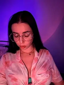 Snapshot of Emylia chatting on 3, 10, 2025 Emylia online show from 3, 10, 2025