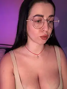 Snapshot of Emylia chatting on 7, 11, 2025 Emylia online show from 7, 11, 2025