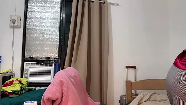 ehotlovea  online show from 4, 3, 2026